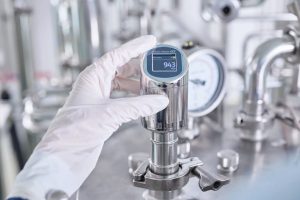 Smarter level measurement for hygienic processes and small spaces: Discover the Micropilot FMR43